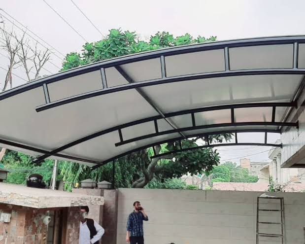 Wall-Mounted Cantilever Shade